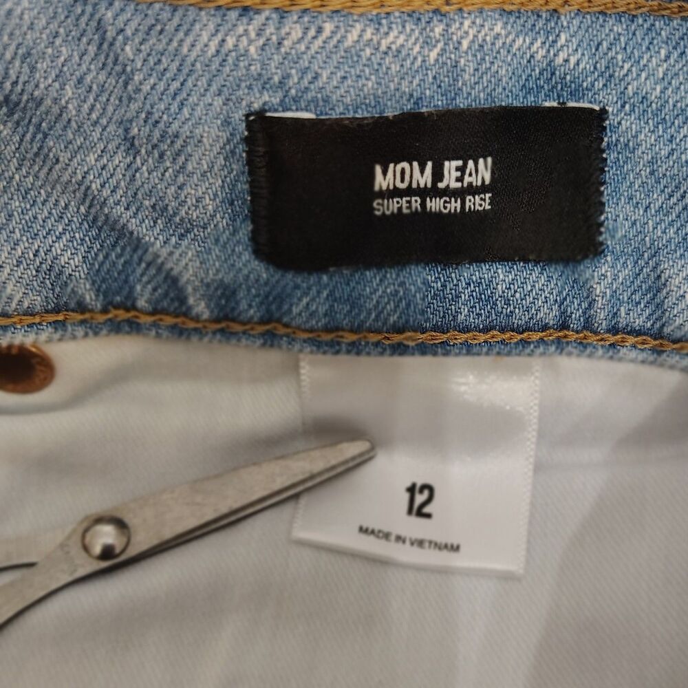 Express Mom Jean Super High Rise Crop Size 12 Light Wash Distressed Raw Hem - Picture 5 of 6